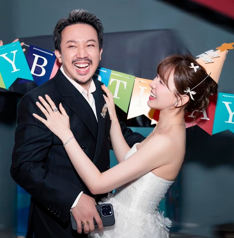 Hari Won định chọc quê Trấn Thành ai ngờ bị phản dame đến á khẩu - Ảnh 4. Trấn Thành tình cảm với bà xã trong ngày đón sinh nhật