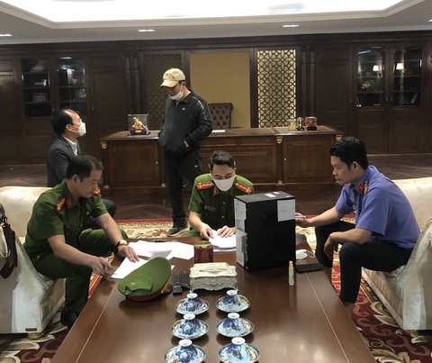 Khởi tố nguyên tổng giám đốc Tập đoàn FLC cùng 21 người giúp sức ông Trịnh Văn Quyết lừa đảo- Ảnh 2. Cơ quan điều tra thực hiện khám xét trụ sở Tập đoàn FLC thời điểm ông Trịnh Văn Quyết bị bắt - Ảnh: Hà Tuân