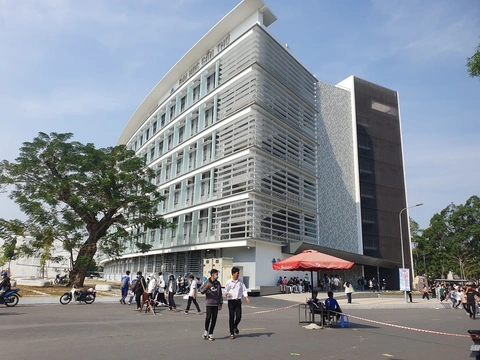 Trường Đại học Cần Thơ công bố điểm chuẩn xét tuyển sớm theo xét điểm học bạ - Ảnh 1. Thí sinh tham quan Trường đại học Cần Thơ tại Ngày hội tư vấn tuyển sinh do báo Tuổi Trẻ tổ chức năm 2023 - Ảnh: T.LŨY