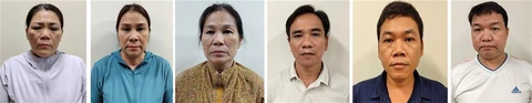 Chủ tịch Công ty CP Đầu tư Vàng Phú Quý bị khởi tố - Ảnh 2. Các bị can Nguyễn Thị Hóa, Nguyễn Thị Gái (từ trái qua) cùng một số bị can bị khởi tố - Ảnh: Bộ CA