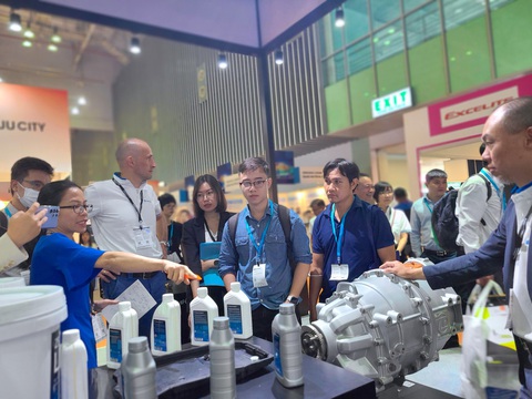 Ngành phụ tùng ô tô còn nhiều dư địa phát triển tại Việt Nam - Ảnh 1. Khách thăm quan tìm hiểu hệ thống truyền động điện tích hợp Ce Trax mới ra mắt của ZF Aftermarket - Ảnh: NHẬT XUÂN