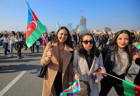 Người dân Baku, Azerbaijan, tham gia lễ diễu hành kỷ niệm ngày kết thúc cuộc xung đột quân sự năm 2020 đối với khu vực ly khai Nagorno-Karabakh hồi tháng 11-2021 - Ảnh: REUTERS Người dân Baku, Azerbaijan, tham gia lễ diễu hành kỷ niệm ngày kết thúc cuộc xung đột quân sự năm 2020 đối với khu vực ly khai Nagorno-Karabakh hồi tháng 11-2021 - Ảnh: REUTERS