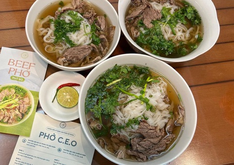 Món phở bò Hà Nội từ hộp cấp đông lên bàn ăn - Ảnh: NVCC Món phở bò Hà Nội từ hộp cấp đông lên bàn ăn của QP Foods