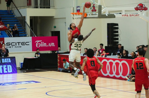 ‘Gã khổng lồ’ tại VBA 2023 John Fields thăng hoa nhờ vợ cổ vũ - Ảnh 4. John Fields chặn bóng Brachon Griffin (áo số 22) - Ảnh: VBA