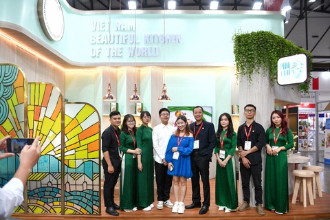 Quý Phương và Vũ Duy (giữa) cùng ê-kip tại gian hàng Vietnam beautiful kitchen of the world ở Thaifex 2023 - Ảnh: NVCC Gian hàng Vietnam beautiful kitchen of the world của Việt Nam ở Thaifex 2023 - Ảnh: NVCC