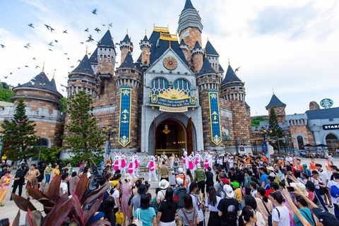 Ấn tượng cùng WonderFest 2023 trên 'đảo cổ tích' - Ảnh 4. Không khí rộn ràng khai trương Rạp phim bay tại VinWonders Nha Trang - Ảnh: ĐH
