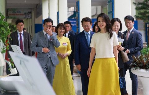 Đệ nhất phu nhân Hàn Quốc với chương trình trách nhiệm xã hội cùng học sinh Việt Nam - Ảnh 1. Đệ nhất phu nhân Hàn Quốc Kim Keon Hee đã tham dự sự kiện giới thiệu chương trình CSR toàn cầu tiêu biểu - Solve for Tomorrow do Samsung tổ chức tại Trường THCS Nam Từ Liêm, Hà Nội - Ảnh: Samsung cung cấp.