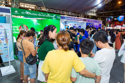 Lễ hội Cashless Town: ‘Tân binh’ AppotaPay hút 5.000 khách tham quan - Ảnh 2. Gian hàng AppotaPay thu hút đông đảo người dân trong 03 ngày diễn ra sự kiện