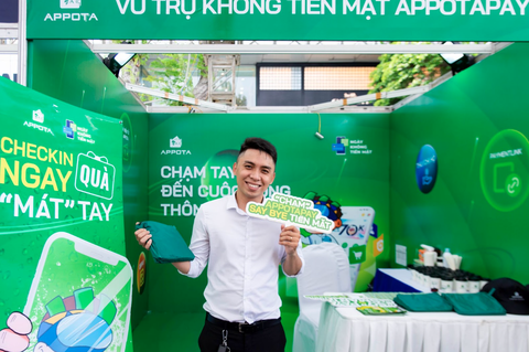 Lễ hội Cashless Town: ‘Tân binh’ AppotaPay hút 5.000 khách tham quan - Ảnh 3. Khách hàng hào hứng nhận quà và checkin cùng Hashtag AppotaPay