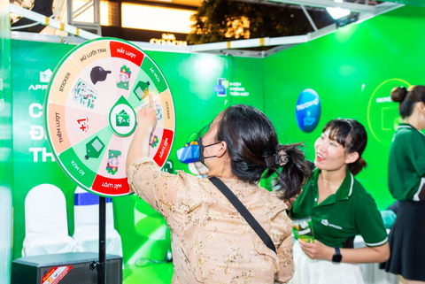Lễ hội Cashless Town: ‘Tân binh’ AppotaPay hút 5.000 khách tham quan - Ảnh 4. Hơn 2500 phần quà Quay Vui Quà Chất được trao tặng cho khách tham quan