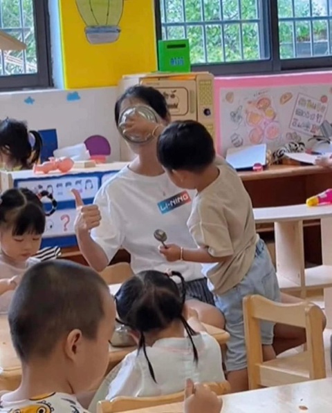 Ảnh vui 24-6: 'Con thấy cái xe đen quá nên đắp mặt nạ cho nó' - Ảnh 7. Cô ơi, con ăn xong rồi.