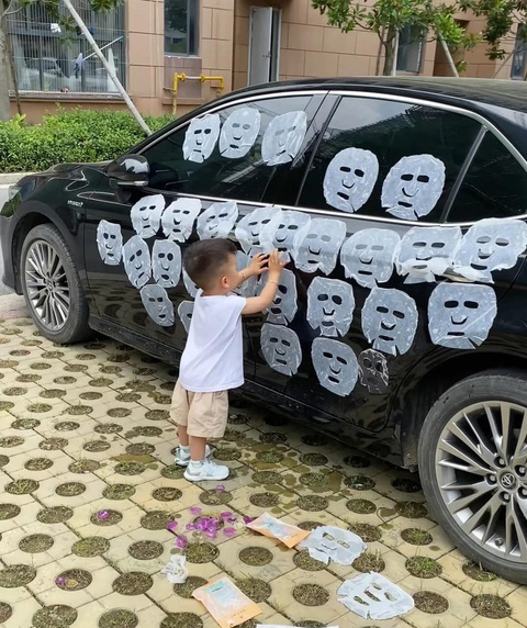 Ảnh vui 24-6: 'Con thấy cái xe đen quá nên đắp mặt nạ cho nó' - Ảnh 1. Số mặt nạ này con xin mẹ rồi, bố đừng lo.