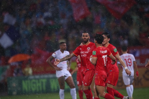 Công An Hà Nội vươn lên dẫn đầu V-League 2023 - Ảnh 1. Niềm vui của các cầu thủ Công An Hà Nội sau khi ghi bàn vào lưới Hà Tĩnh - Ảnh: MINH ĐỨC