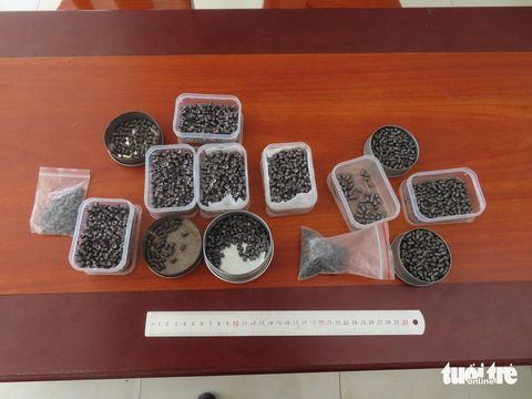 Bắt nghi phạm chế tạo, tàng trữ, mua bán trái phép súng, đạn - Ảnh 3. Nhiều tang vật liên quan đến việc chế tạo súng, đạn được thu giữ tại phòng trọ của Nhật - Ảnh: TIẾN VĂN