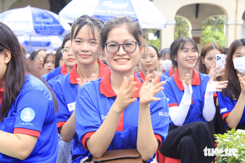 Từng được giúp đỡ, nam sinh nhất quyết đăng ký Tiếp sức mùa thi - Ảnh 2. Có hơn 1.000 sinh viên tham gia lễ ra quân chương trình Tiếp sức mùa thi sáng 24-6 - Ảnh: CÔNG TRIỆU