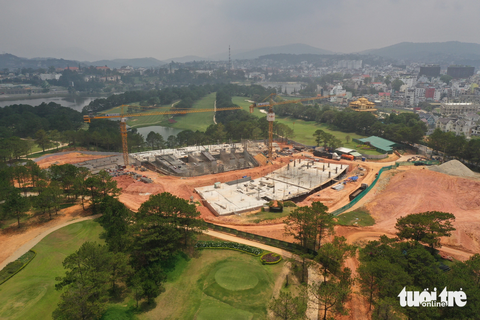 Đà Lạt mưa 1 giờ ngập 30 phút, vì đâu? - Ảnh 7. Đồi Cù với khoảng trống 64ha nhưng khi mưa, nước kèm bùn đỏ đổ xuống đường Trần Quốc Toản và hồ Xuân Hương - Ảnh: M.V.