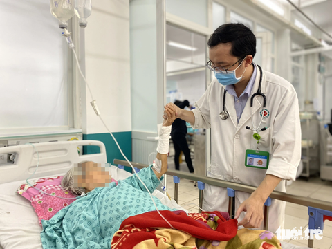 Đột ngột ngã quỵ là đau tim, ngừng tim hay đột quỵ? - Ảnh 2. Người bệnh đột quỵ điều trị tại khoa bệnh lý mạch máu não Bệnh viện Nhân dân 115 (TP.HCM) - Ảnh: X.MAI