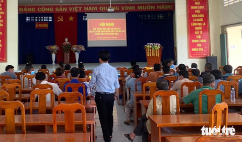 Dân phản ứng nên dự án chỉnh trị dòng chảy sông Hậu 'đứng hình' - Ảnh 1. Chính quyền huyện Phú Tân đã đối thoại nhiều lần với người dân nhưng bà con vẫn không đồng ý cho nạo vét chỉnh trị dòng sông Hậu - Ảnh: MINH KHANG