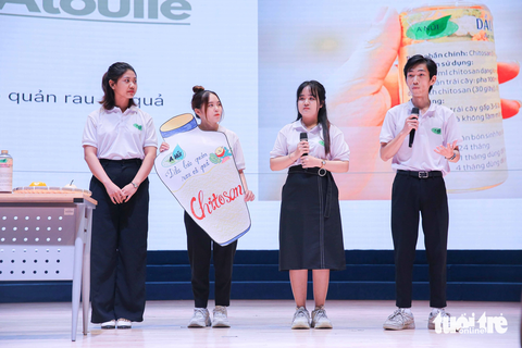 Chế phẩm từ vỏ tôm để bảo quản trái cây lâu hơn thắng lớn cuộc thi khởi nghiệp - Ảnh 1. Thành viên đội Atoulle trình bày ý tưởng và trả lời chất vấn của ban giám khảo cuộc thi khởi nghiệp Ra khơi