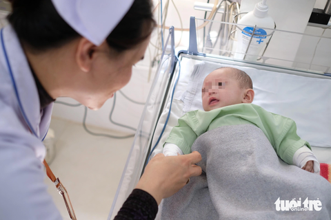 Vụ bé gái 3 tháng tuổi bị người tình của mẹ hành hạ: Trung tâm bảo trợ xã hội nhận nuôi dưỡng - Ảnh 2. Bé gái sau khi hồi phục đã được chuyển đến Trung tâm Bảo trợ xã hội tỉnh Lâm Đồng để chăm sóc - Ảnh: M.V.
