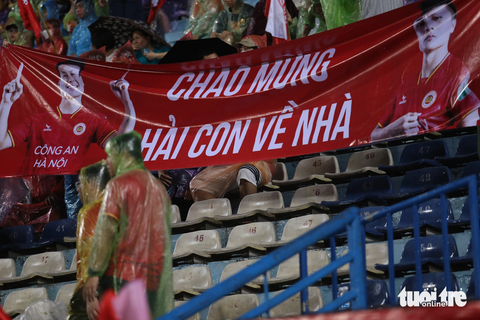 CĐV đội mưa xem Quang Hải ra mắt đội Công An Hà Nội - Ảnh 1. Một tấm băng rôn chào mừng Quang Hải được CĐV Công An Hà Nội giăng trên khán đài - Ảnh: ĐỨC KHUÊ