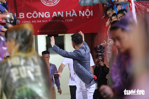 CĐV đội mưa xem Quang Hải ra mắt đội Công An Hà Nội - Ảnh 7. Anh vẫy tay chào các CĐV. Do trời mưa nên "Hải con" không có nhiều thời gian giao lưu với người hâm mộ - Ảnh: ĐỨC KHUÊ