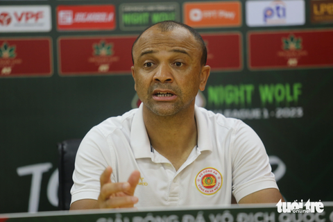 HLV Công An Hà Nội kì vọng Quang Hải giúp đội vô địch V-League - Ảnh 1. HLV đội Công An Hà Nội Flavio Cruz họp báo sau trận thắng Hà Tĩnh - Ảnh: ĐỨC KHUÊ