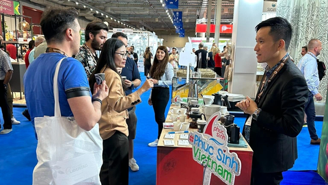 Cà phê Việt sẽ vượt qua quy định của EU - Ảnh 1. Gian hàng cà phê của Công ty Phúc Sinh Việt Nam tại WORLD OF COFFEE Athens Greece 2023 đang diễn ra tại Hy Lạp - Ảnh: MINH THÔNG