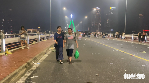 Khách bất ngờ vì hết pháo hoa 30 phút, cầu Sông Hàn sạch rác - Ảnh 5. Nhiều người mang rác về bỏ đúng nơi sau khi đi đến nơi công cộng - Ảnh: TRƯỜNG TRUNG