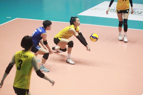 Thắng dễ Ấn Độ, bóng chuyền nữ Việt Nam gặp Indonesia ở chung kết AVC Challenge Cup - Ảnh 1. Tuyển bóng chuyền nữ Việt Nam (áo vàng) tiếp tục thắng ấn tượng ở AVC Challenge Cup 2023 - Ảnh: AVC
