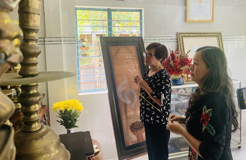 Bà Thế Thanh và nghệ sĩ Hải Phượng (bìa phải) thắp hương tưởng nhớ giáo sư Trần Văn Khê - Ảnh: HOÀI PHƯƠNG Bà Thế Thanh và nghệ sĩ Hải Phượng (bìa phải) thắp hương tưởng nhớ giáo sư Trần Văn Khê - Ảnh: HOÀI PHƯƠNG