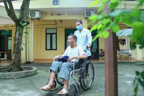 Hơn 10 năm thầm lặng chăm sóc thương bệnh binh - Ảnh 1. Nữ điều dưỡng Nguyễn Thị Hương đã gắn bó với các thương bệnh binh ở Trung tâm điều dưỡng thương binh Thuận Thành (Bắc Ninh) suốt 12 năm qua - Ảnh: HÀ QUÂN