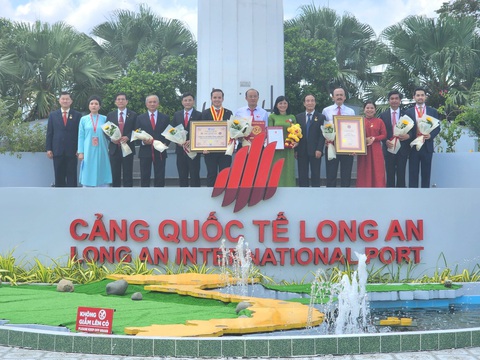 Cột cờ ống thép 63 mét tại Cảng quốc tế Long An được xác lập kỷ lục cao nhất Việt Nam - Ảnh 2. Đại diện Cảng quốc tế Long An nhận xác lập kỷ lục từ VietKings - Ảnh: SƠN LÂM