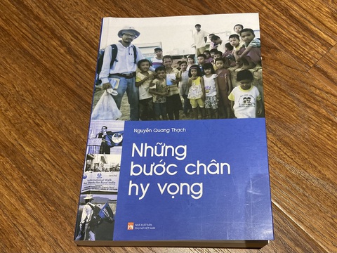 Cuốn sách Những bước chân hy vọng vừa ra mắt bạn đọc của ông Nguyễn Quang Thạch - Ảnh: T.ĐIỂU Cuốn sách Những bước chân hy vọng vừa ra mắt bạn đọc của ông Nguyễn Quang Thạch - Ảnh: T.ĐIỂU