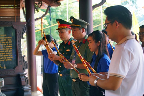 Tuyên dương 165 gương Thanh niên tiên tiến làm theo lời Bác - Ảnh 2. Đoàn đại biểu Thanh niên tiên tiến làm theo lời Bác năm 2023 dâng hoa, thắp hương tại đền thờ liệt sĩ TP Long Khánh chiều 24-6 - Ảnh: Tuổi Trẻ Đồng Nai