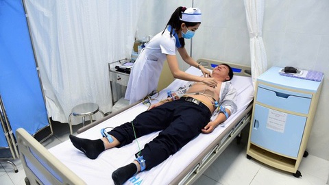 Đột ngột ngã quỵ là đau tim, ngừng tim hay đột quỵ? - Ảnh 1. Điện tâm đồ tim - Ảnh: QUANG ĐỊNH