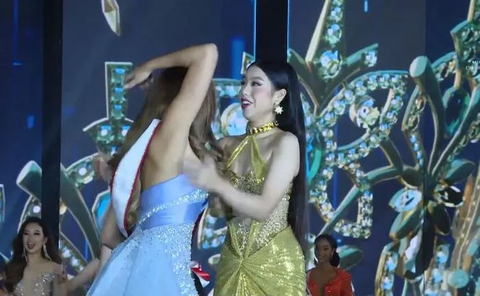 Tân hoa hậu tuổi teen đánh rớt vương miện khi vừa đăng quang - Ảnh 4. Tân hoa hậu tuổi teen đánh rớt vương miện khi vừa đăng quang - Ảnh 4.