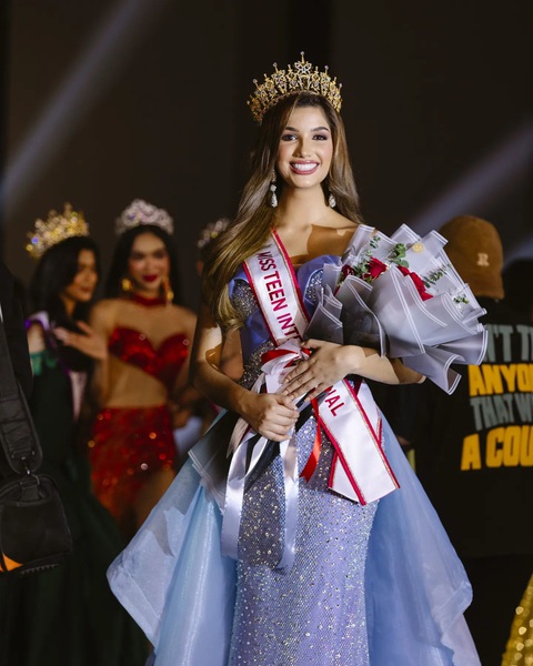 Tân hoa hậu tuổi teen đánh rớt vương miện khi vừa đăng quang - Ảnh 1. Tân hoa hậu tuổi teen tỏa sáng nhan sắc trong giây phút đăng quang