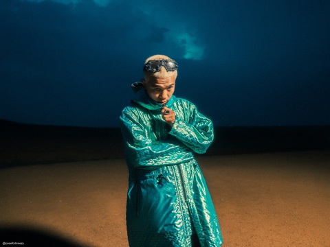 Rapper Lil Wuyn tung MV “Mở mắt” kết hợp cùng Đen Vâu - Ảnh 1. Đối với Lil Wuyn, đây là tác phẩm cho thấy sự thay đổi về phong cách của anh so với trước đây