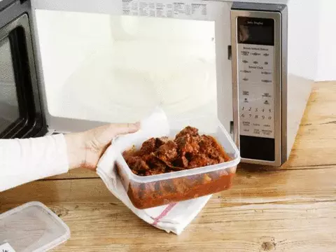 Loại nhựa nào độc hại, loại nhựa nào an toàn đựng thực phẩm? - Ảnh 1. Cần sử dụng loại nhựa phù hợp cho lò vi sóng - Ảnh minh họa