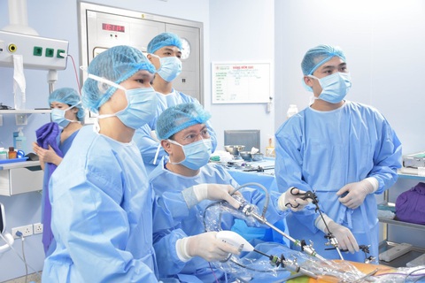 Không chỉ người béo mà cả người gày cũng đầy…mỡ nội tạng - Ảnh 1. Nội soi cắt dạ dày phát hiện mỡ nội tạng - Ảnh: HÀ LINH