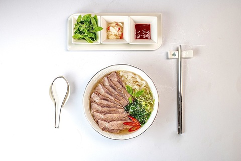 Món bún cá được làm từ bún cá cấp đông - Ảnh: NVCC Món phở bò được làm từ phở bò cấp đông nước và bò chín - Ảnh: NVCC