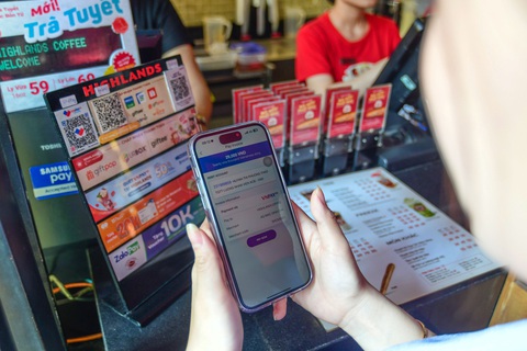 Lừa quét mã QR để chiếm đoạt tiền trong tài khoản ngân hàng - Ảnh 1. Hiện nay hình thức quét mã QR để thanh toán đã rất phổ biến vì tiện lợi. Các đối tượng tội phạm cũng lợi dụng hình thức quét mã QR để lừa đảo - Ảnh: QUANG ĐỊNH