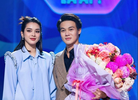 Netizen giải cứu khỏi 'trapboy' show hẹn hò, Quỳnh Lương nói gì? - Ảnh 1. Quỳnh Lương trao hoa cho "cực phẩm" độc thân, thành đạt và hợp nhãn ở Người ấy là ai?