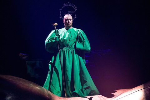 Sam Smith ‘ngồi không cũng dính đạn’ khiến fan nổi đóa - Ảnh 3. Tuy nhiên, fan Sam Smith nhanh chóng nhận ra nhân vật trong clip chỉ có bộ trang phục hao hao thần tượng từng mặc để trình diễn