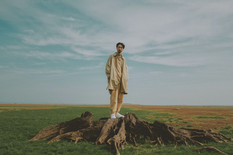 Rapper Lil Wuyn tung MV “Mở mắt” kết hợp cùng Đen Vâu - Ảnh 4. Sự xuất hiện của Đen giúp Lil Wuyn tự tin hơn với sản phẩm âm nhạc của mình
