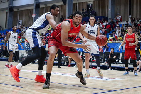 ‘Gã khổng lồ’ tại VBA 2023 John Fields thăng hoa nhờ vợ cổ vũ - Ảnh 1. John Fields (áo đỏ) tại VBA 2023 - Ảnh: VBA