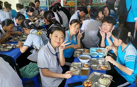 Những tấm lòng mùa thi - Ảnh 2. Nụ cười tươi của cô cậu học trò Trường THCS & THPT Trần Ngọc Hoằng khi được thưởng thức phần cơm trưa thấm đượm nghĩa tình - Ảnh: NGỌC DIỄM