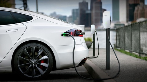 Tesla quay trở lại cân nhắc công nghệ sạc xe điện không dây - Ảnh 1. Tesla đang dẫn đầu trong công nghệ sạc truyền thống nhưng họ cũng muốn tiên phong đưa vào ứng dụng đại trà hệ thống sạc xe điện không dây - Ảnh: EVEE