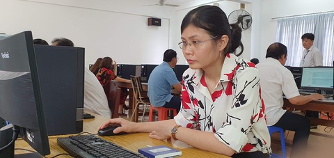 Cần Thơ: Cán bộ không đáp ứng việc ứng dụng công nghệ thông tin không được xét khen thưởng - Ảnh 1. Cán bộ tại Cần Thơ tham gia thi đánh giá năng lực ứng dụng công nghệ thông tin - Ảnh: LÊ DÂN